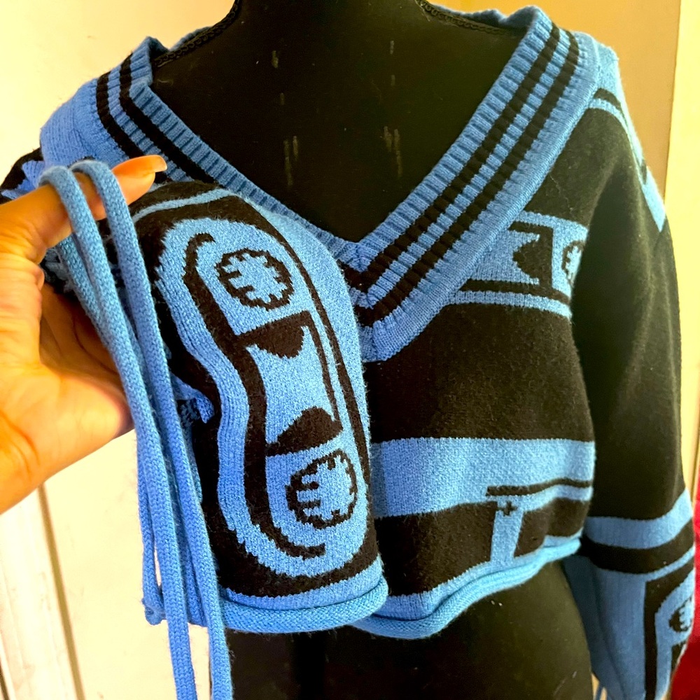 AKIRA original blue and black cropped sweater